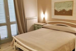 - une petite chambre avec un lit et une fenêtre dans l'établissement Lusso Gallipoli confort ed eleganza, à Galatina