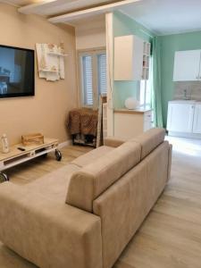 - un salon avec un canapé et une télévision dans l'établissement Lusso Gallipoli confort ed eleganza, à Galatina