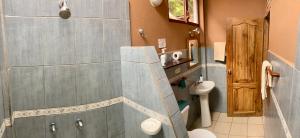 Baño pequeño con aseo y lavamanos en La Buena Vida Hotel, en Ayampe
