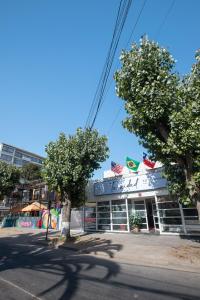 un bâtiment situé dans une rue avec des arbres devant elle dans l'établissement Hotel Boutique Trinidad, à Viña del Mar