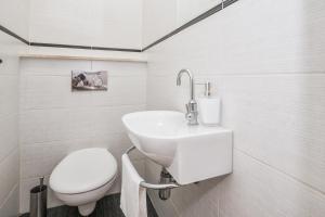 حمام في 3-Bedroom Sea View Apartment - Balcony, Elevator - Spinut, Split