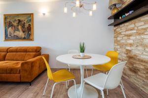 - un salon avec un canapé, une table et des chaises dans l'établissement Split Serenity/ Suite with Sea View Balcony, à Split