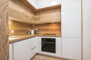 مطبخ أو مطبخ صغير في 3-Bedroom Sea View Apartment - Balcony, Elevator - Spinut, Split