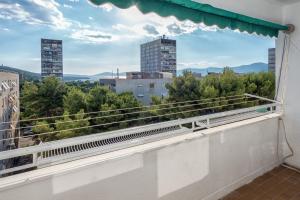 3-Bedroom Sea View Apartment - Balcony, Elevator - Spinut, Split في سبليت: بلكونة مطلة على المدينة