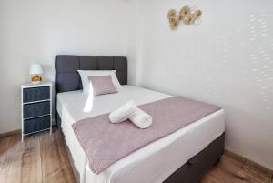 سرير أو أسرّة في غرفة في 3-Bedroom Sea View Apartment - Balcony, Elevator - Spinut, Split
