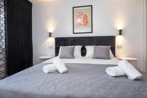 سرير أو أسرّة في غرفة في 3-Bedroom Sea View Apartment - Balcony, Elevator - Spinut, Split