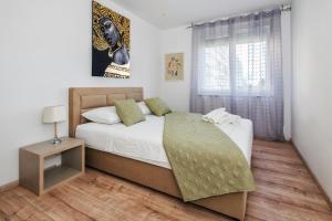 سرير أو أسرّة في غرفة في 3-Bedroom Sea View Apartment - Balcony, Elevator - Spinut, Split