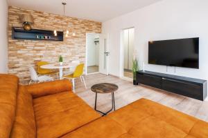 تلفاز و/أو أجهزة ترفيهية في 3-Bedroom Sea View Apartment - Balcony, Elevator - Spinut, Split