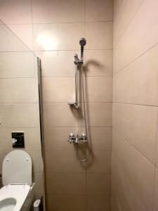 een badkamer met een douche, een toilet en een wastafel bij Cabacum Beach Residence AP.20 in Varna