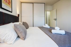 سرير أو أسرّة في غرفة في 3-Bedroom Sea View Apartment - Balcony, Elevator - Spinut, Split