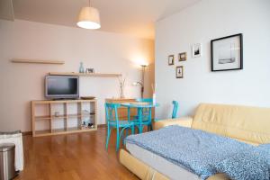 ein Wohnzimmer mit einem Sofa und einem Tisch in der Unterkunft Apartment Tereza in Prag