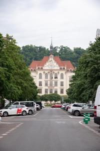 een groot gebouw met auto's geparkeerd op een parkeerplaats bij Apartment Tereza in Praag