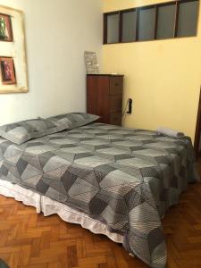 een slaapkamer met een groot bed en een dressoir bij Loft no CENTRO DO RIO DE JANEIRO em frente ao VLT e metrô in Rio de Janeiro