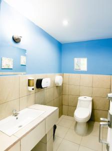 a bathroom with a toilet and a sink at KaiBlue Hotel y Restaurante in La Libertad