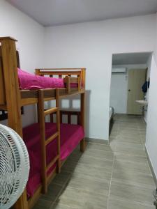 Двухъярусная кровать или двухъярусные кровати в номере Cabaña Maríamar 1
