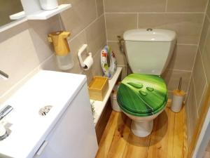 ein Badezimmer mit einem WC und einem Froschsitz in der Unterkunft Cosy petit appartement in Gignac