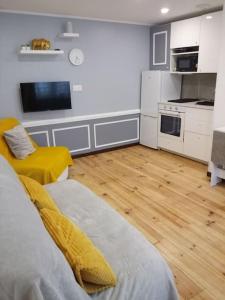 ein Zimmer mit einer Küche mit einem Bett und einer Küche in der Unterkunft Cosy petit appartement in Gignac