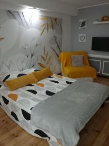ein Wohnzimmer mit einem Bett und einem Sofa in der Unterkunft Cosy petit appartement in Gignac