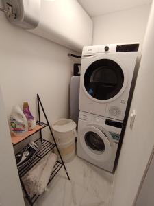 a washing machine in a small room with at Didova kuća in Brodarica