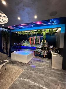 Apartman S&V 4 Wellness & Spa Barda في سراييفو: غرفة بها جدار أزرق مع حوض استحمام