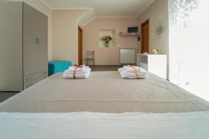- un grand lit avec 2 oreillers dans l'établissement Villa Falcone, à Alvignano