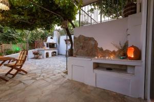 una cucina all'aperto con camino nel patio di Serenity Studio for couples a Città di Rodi