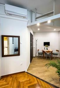 Μια τηλεόραση ή/και κέντρο ψυχαγωγίας στο Cozy Athens Hideaway +18 φωτογραφίες