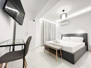 Postel nebo postele na pokoji v ubytování Trinity Suites
