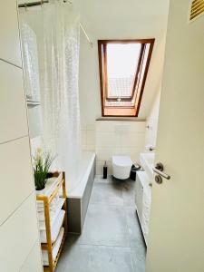 Ванна кімната в 3Room- Central, Modern- The Tulip by SA-Grandeur