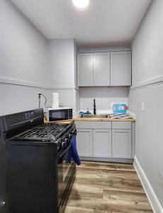 eine Küche mit einem Kochfeld im Zimmer in der Unterkunft Tastefully furnished repose home in Springfield