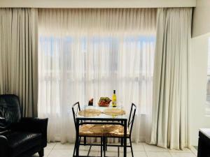 - une table et des chaises dans une chambre avec fenêtre dans l'établissement APARTMENT RIGHT ON THE BEACH!, à Miami Beach
