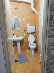 Uma casa de banho em Apartman Monaco