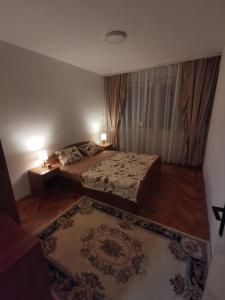 Uma cama ou camas num quarto em Apartman Monaco