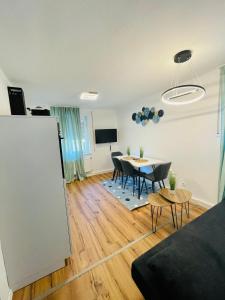 een woonkamer met een tafel en een eetkamer bij 3Zi-Central, Modern- The Sandcastle by SA-Grandeur in Friedrichshafen