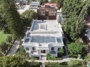 an aerial view of a white house with trees at Casa Bosque Eduviges in Guadalajara
