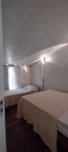 2 camas en una habitación con luces encendidas en Ancorar Flat, en Porto de Galinhas