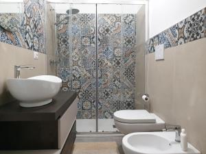 y baño con lavabo, aseo y ducha. en Dimora Torre del Cavaliere, en Castro di Lecce