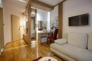 TV a/nebo společenská místnost v ubytování Hotel Emen