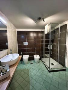 łazienka z wanną, 2 toaletami i prysznicem w obiekcie Intero Alloggio Salita Tasso w mieście Napoli