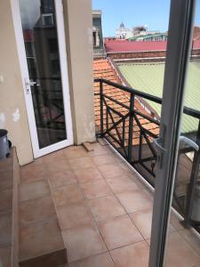 Cozy Guest House in Old Batumi的阳台或露台