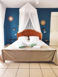 1 cama con dosel en un dormitorio azul en Gite MAYO & HYLODE'S SONG, en Bouillante