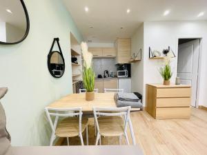 a kitchen and dining room with a wooden table and chairs at Gympie : joli studio cosy en centre-ville in Draguignan