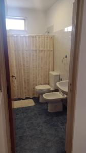 ビヤ・ドロレスにあるCasa Isabellaのバスルーム(トイレ、洗面台付)
