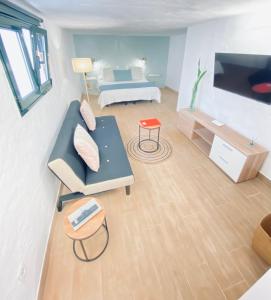 ein Wohnzimmer mit einem Sofa und einem Bett in der Unterkunft Casa Gercko 1 in Yaiza