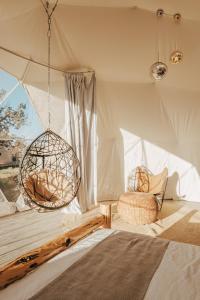 um quarto com uma cama numa tenda em Clear Sky Resorts - Grand Canyon - Unique Sky Domes em Valle