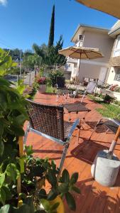 einen Picknicktisch und einen Regenschirm auf einer Terrasse in der Unterkunft Pousada Bella Vista - Vale dos Vinhedos in Bento Gonçalves