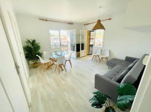 sala de estar con sofá, mesa y sillas en Precioso y exclusivo piso en centro de Tarragona, en Tarragona