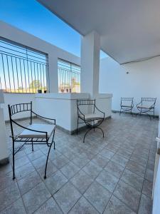 three chairs sitting in a room with windows at Paramont Rosario 2 in Rosario de la Frontera