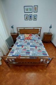 a bed with a quilt on it in a bedroom at Peatonal al Mar in Miramar
