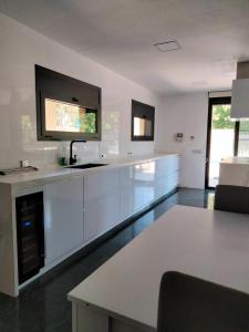 Kuchyň nebo kuchyňský kout v ubytování Experience Valencia Bnb - Luxury Apartment Naquera Chalet 298 con Piscina